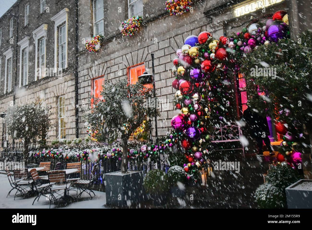 Edimburgo Scozia, Regno Unito 10 dicembre 2022. METEO:REGNO UNITO. Neve a Edimburgo. Decorazioni natalizie su George Street. credito sst/alamy notizie dal vivo Foto Stock