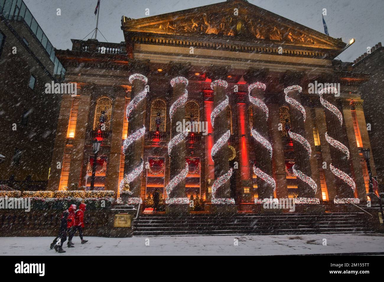Edimburgo Scozia, Regno Unito 10 dicembre 2022. METEO:REGNO UNITO. Neve a Edimburgo. Decorazioni natalizie su George Street. credito sst/alamy notizie dal vivo Foto Stock