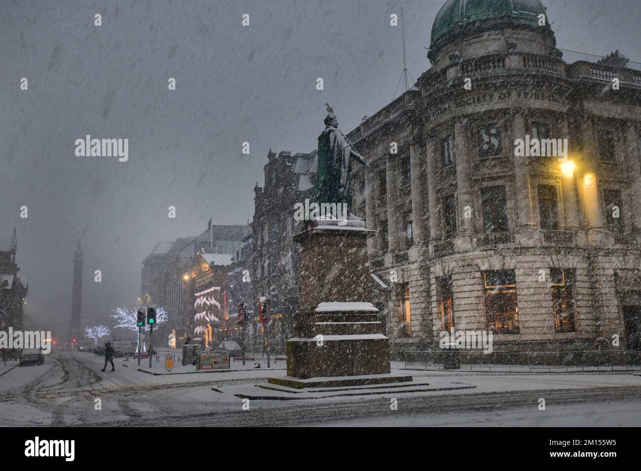 Edimburgo Scozia, Regno Unito 10 dicembre 2022. METEO:REGNO UNITO. Neve a Edimburgo su George Street. credito sst/alamy notizie dal vivo Foto Stock