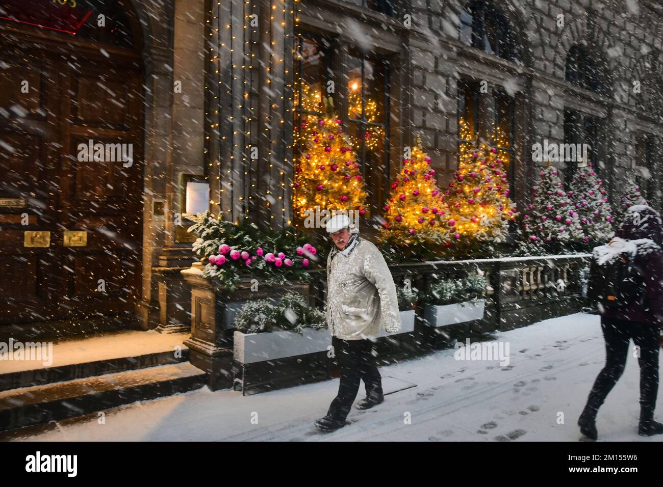Edimburgo Scozia, Regno Unito 10 dicembre 2022. METEO:REGNO UNITO. Neve a Edimburgo. Decorazioni natalizie su George Street. credito sst/alamy notizie dal vivo Foto Stock