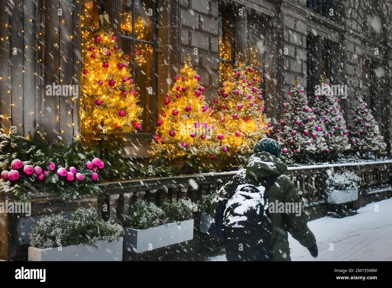 Edimburgo Scozia, Regno Unito 10 dicembre 2022. METEO:REGNO UNITO. Neve a Edimburgo. Decorazioni natalizie su George Street. credito sst/alamy notizie dal vivo Foto Stock