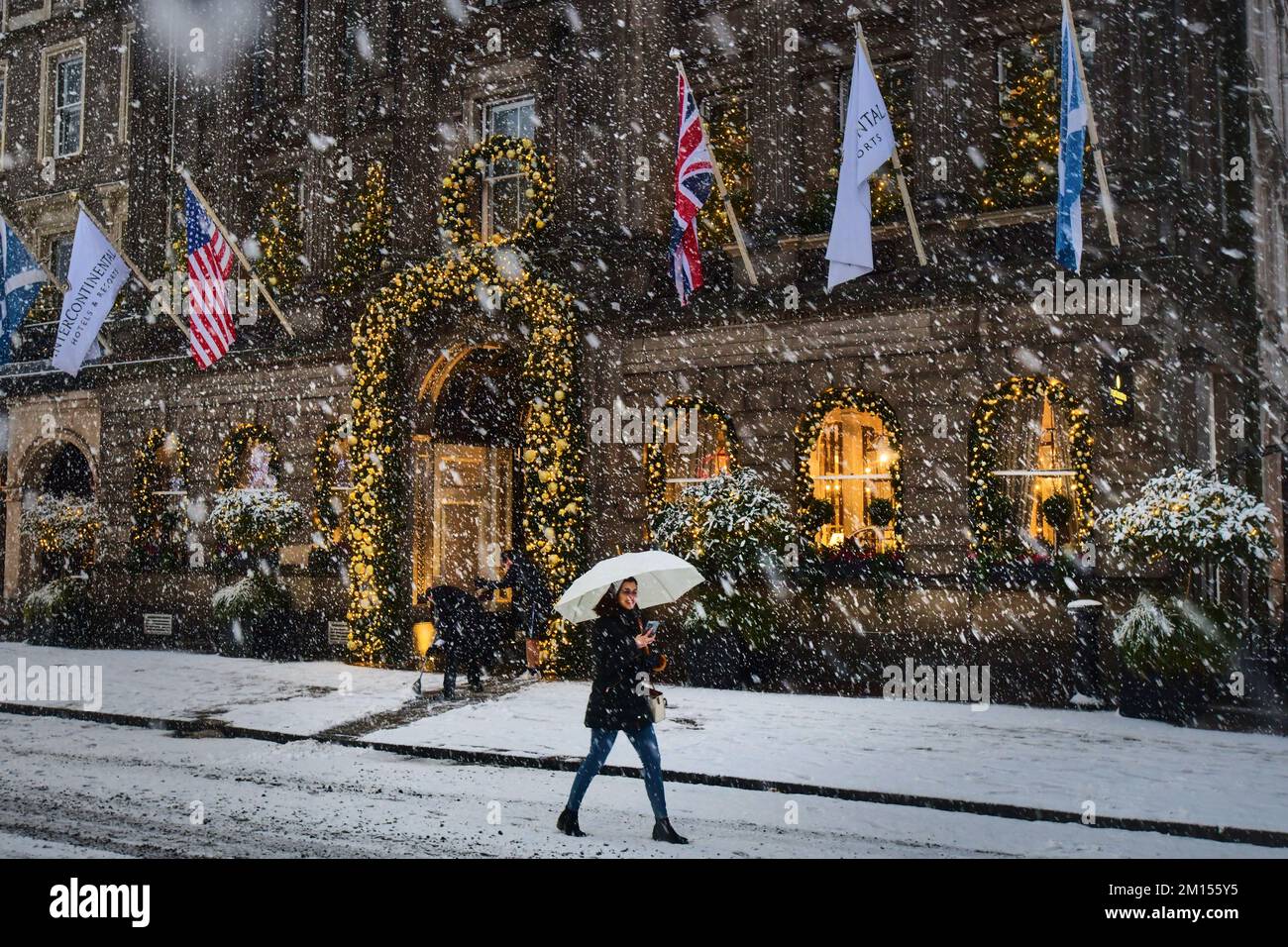 Edimburgo Scozia, Regno Unito 10 dicembre 2022. METEO:REGNO UNITO. Neve a Edimburgo. Decorazioni natalizie su George Street. credito sst/alamy notizie dal vivo Foto Stock