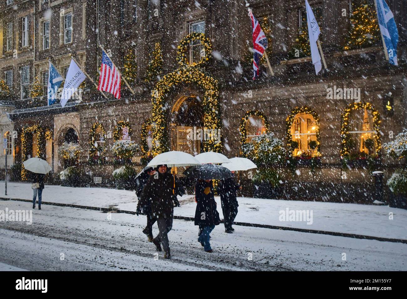 Edimburgo Scozia, Regno Unito 10 dicembre 2022. METEO:REGNO UNITO. Neve a Edimburgo. Decorazioni natalizie su George Street. credito sst/alamy notizie dal vivo Foto Stock