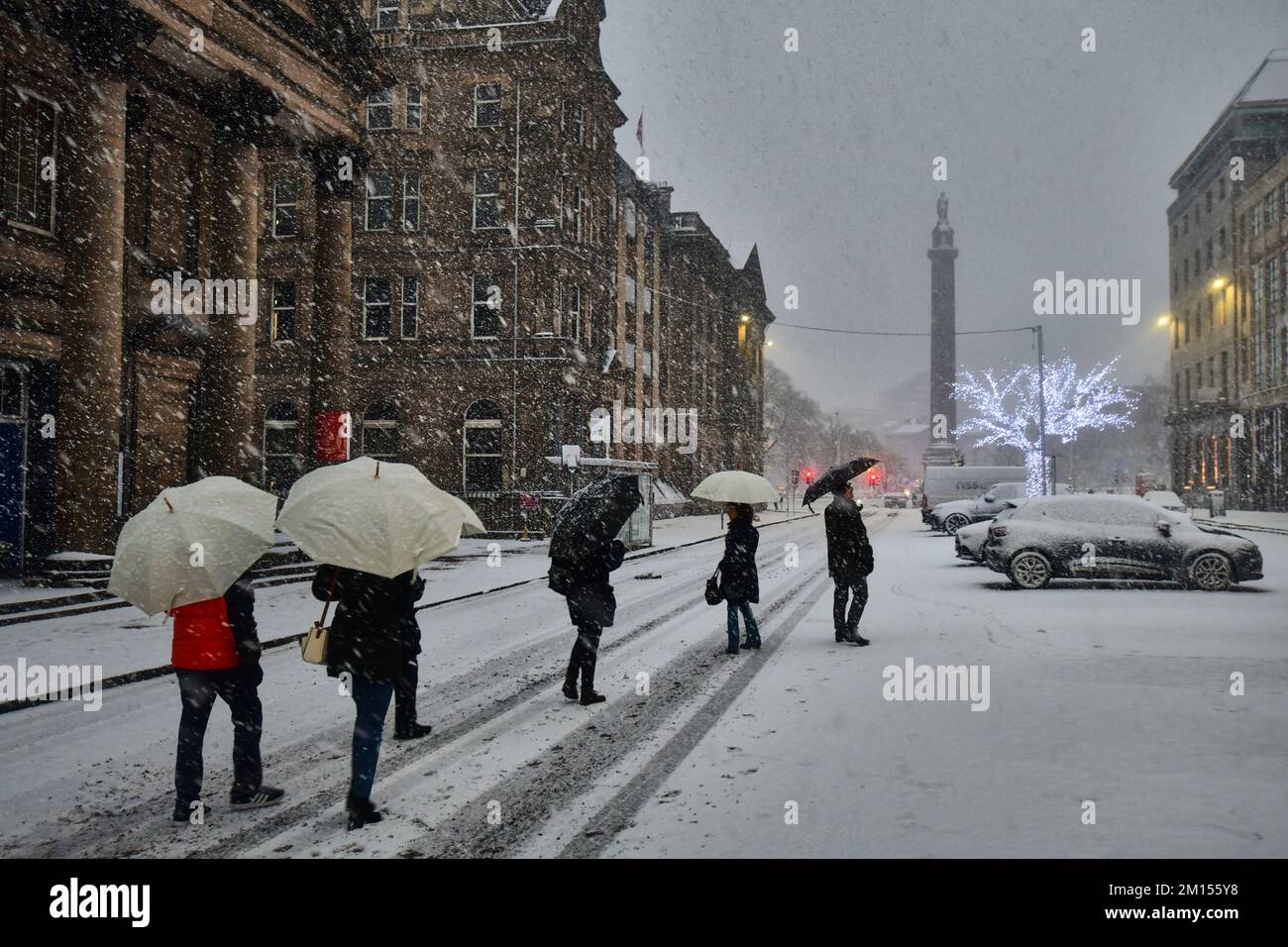 Edimburgo Scozia, Regno Unito 10 dicembre 2022. METEO:REGNO UNITO. Neve a Edimburgo. Decorazioni natalizie su George Street. credito sst/alamy notizie dal vivo Foto Stock