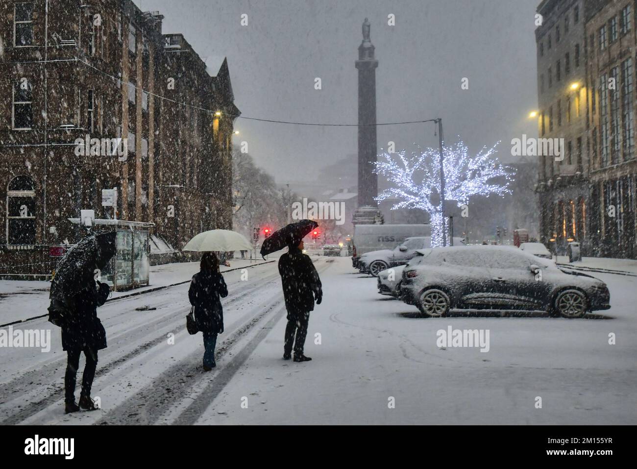 Edimburgo Scozia, Regno Unito 10 dicembre 2022. METEO:REGNO UNITO. Neve a Edimburgo. Decorazioni natalizie su George Street. credito sst/alamy notizie dal vivo Foto Stock