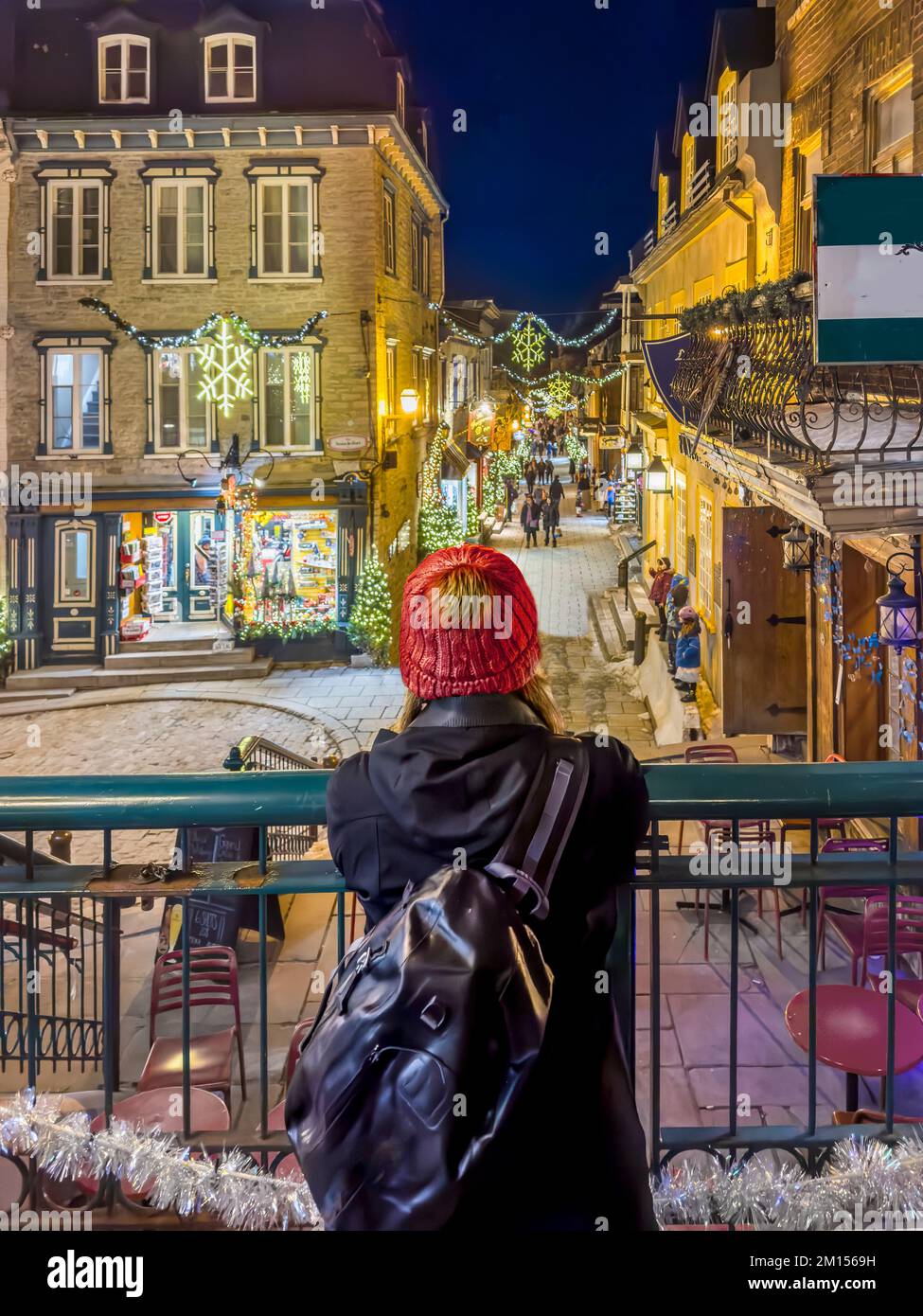 Turista femmina scattare una foto di Petit Champlain Street, Old Quebec City, Quebec, Canada Foto Stock