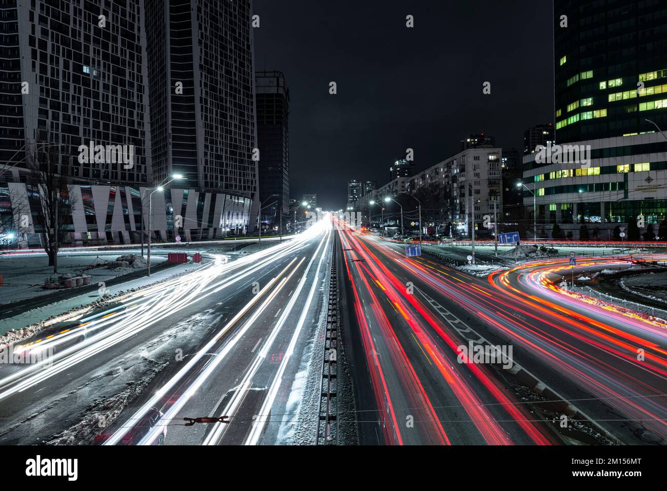 Traffico urbano notturno. Auto sentieri luce su strada Foto Stock