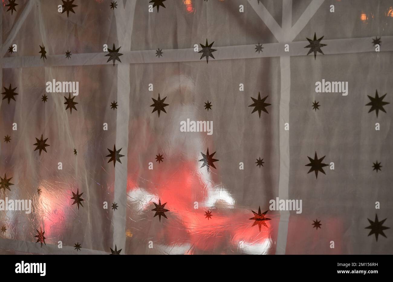 Penso che sia Babbo Natale che ho visto attraverso la finestra. Immagine del famoso uomo preso attraverso la rete per dare un aspetto misterioso. Foto Stock