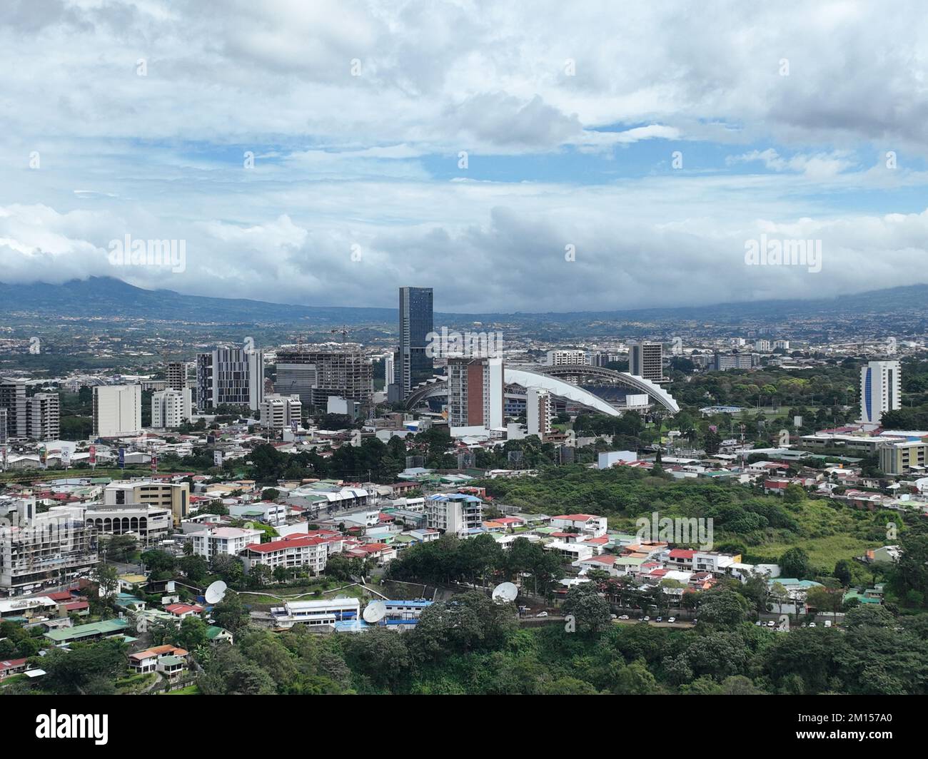 Vista aerea del Parco la Sabana, dello Stadio Nazionale del Costa Rica e dello skyline di San Jose, Costa Rica Foto Stock