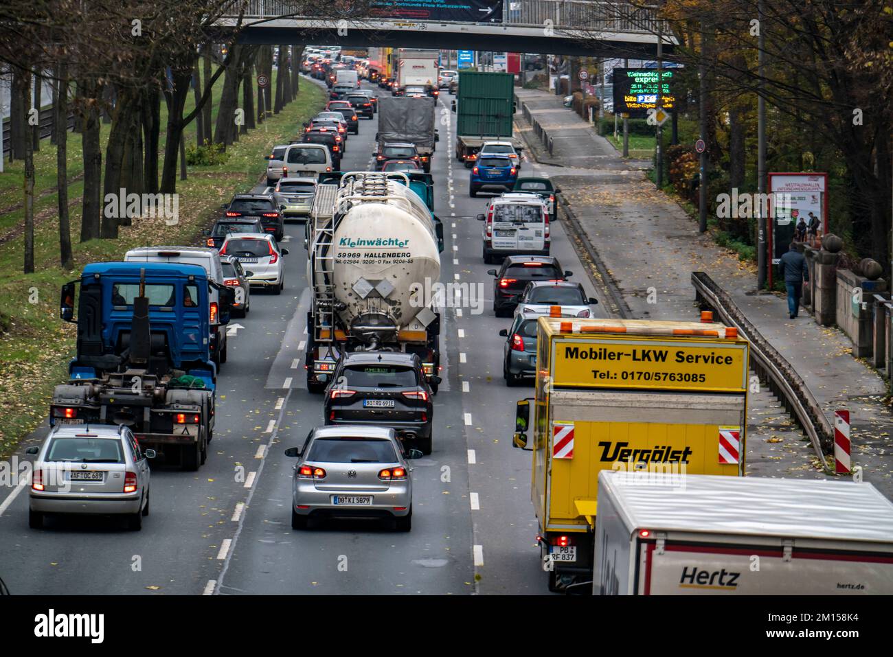 Traffico cittadino interno, Westfalendamm a 3 corsie, B1 strada federale, traffico pesante, NRW, Germania, Dortmund, Foto Stock