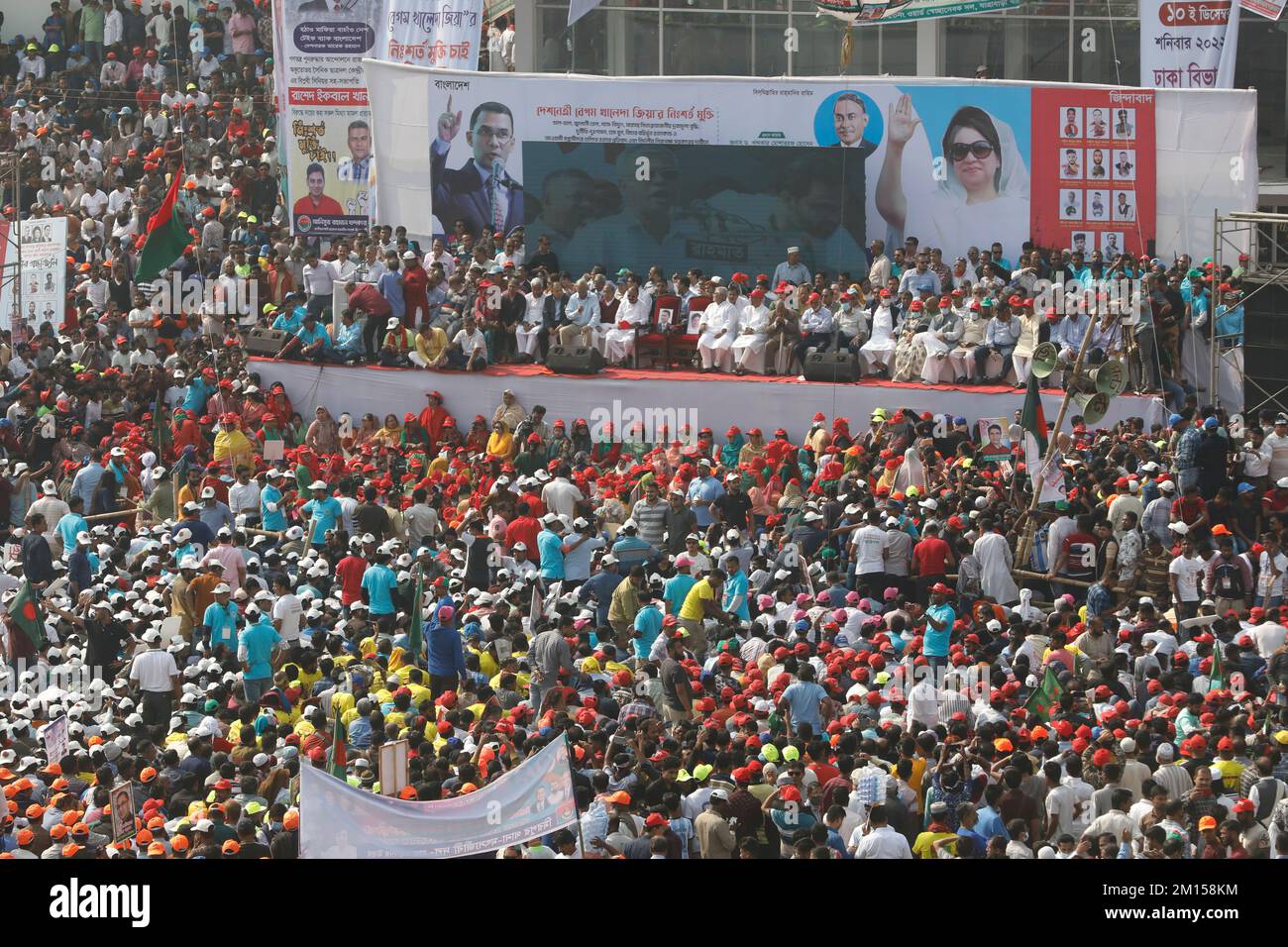 Dhaka, Bangladesh - 10 dicembre 2022: Migliaia di leader e lavoratori hanno partecipato alla riunione di massa della divisione Dhaka del BNP tenutasi sabato a Gola Foto Stock