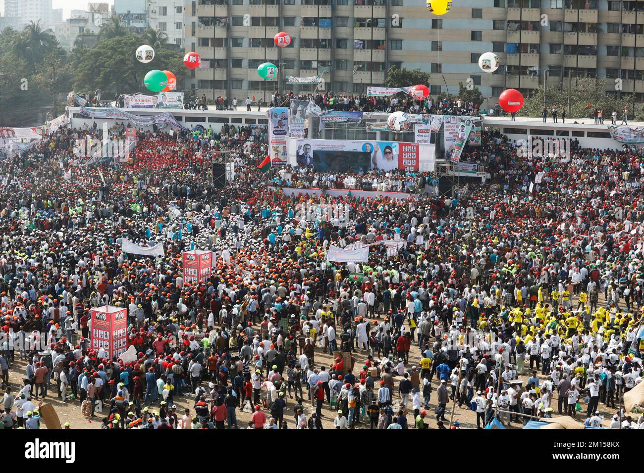 Dhaka, Bangladesh - 10 dicembre 2022: Migliaia di leader e lavoratori hanno partecipato alla riunione di massa della divisione Dhaka del BNP tenutasi sabato a Gola Foto Stock