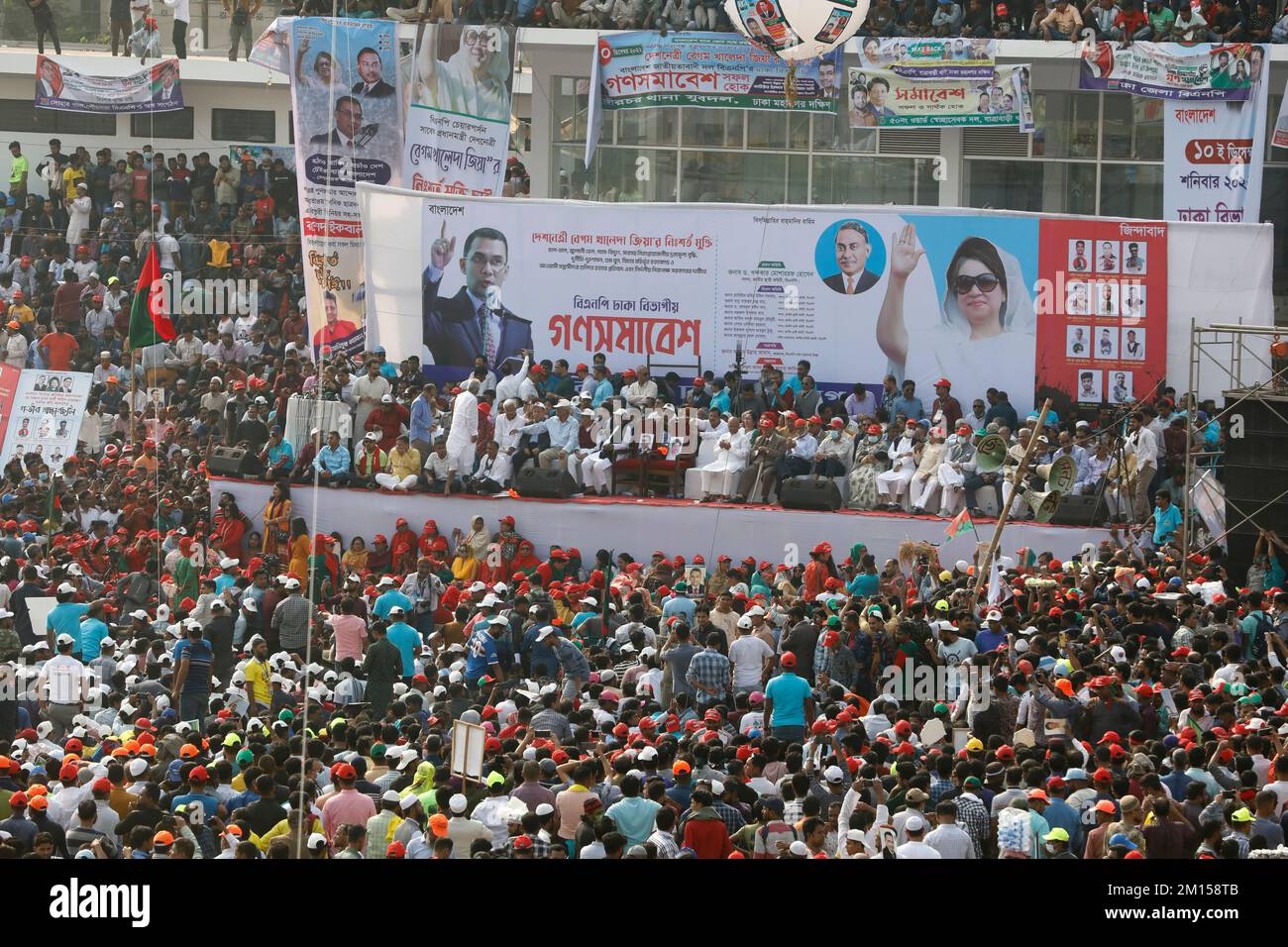 Dhaka, Bangladesh - 10 dicembre 2022: Migliaia di leader e lavoratori hanno partecipato alla riunione di massa della divisione Dhaka del BNP tenutasi sabato a Gola Foto Stock