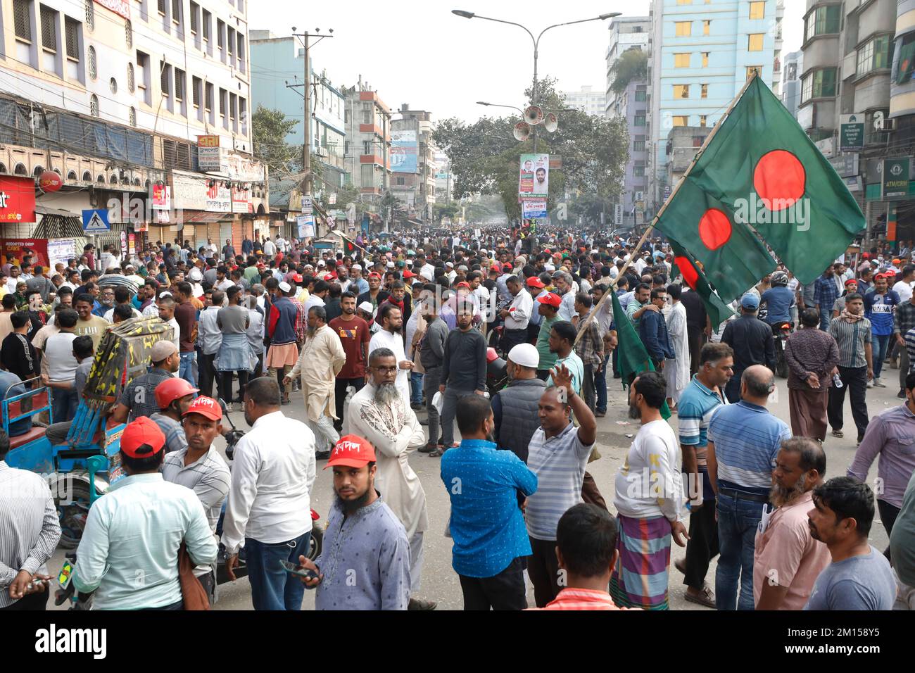 Dhaka, Bangladesh - 10 dicembre 2022: Migliaia di leader e lavoratori hanno partecipato alla riunione di massa della divisione Dhaka del BNP tenutasi sabato a Gola Foto Stock