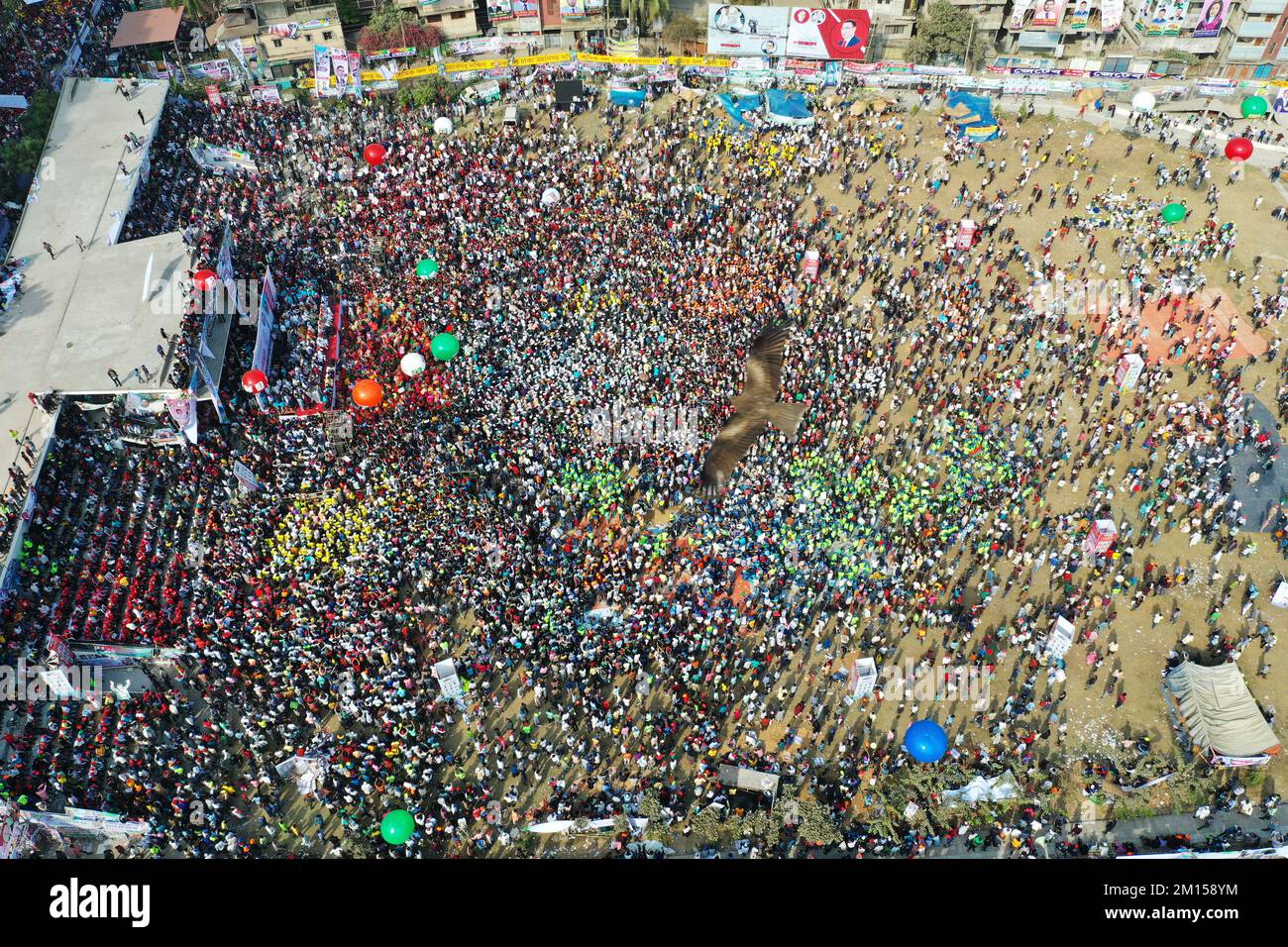 Dhaka, Bangladesh - 10 dicembre 2022: Migliaia di leader e lavoratori hanno partecipato alla riunione di massa della divisione Dhaka del BNP tenutasi sabato a Gola Foto Stock