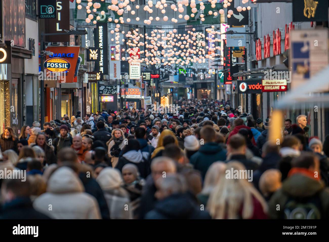 Hohe Straße a Colonia, principale via dello shopping, periodo pre-Natale, affollata zona pedonale il Venerdì pomeriggio, NRW, Germania Foto Stock