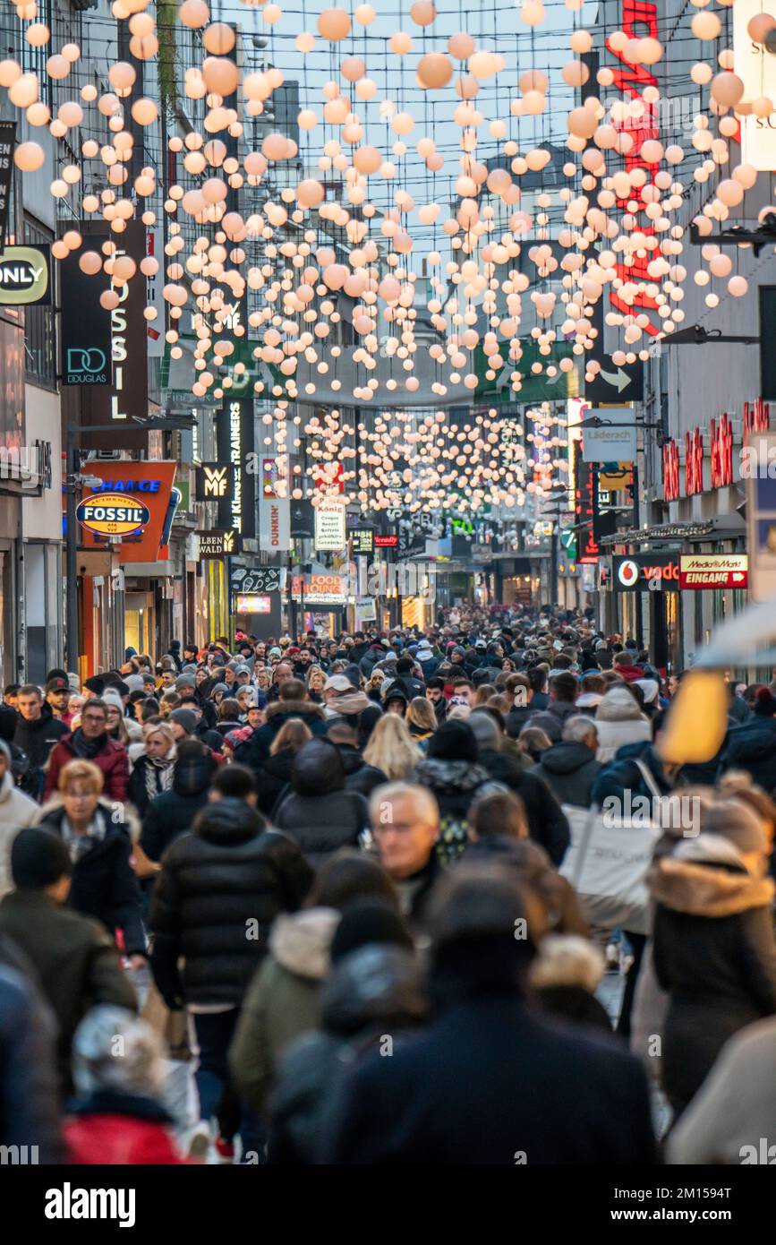 Hohe Straße a Colonia, principale via dello shopping, periodo pre-Natale, affollata zona pedonale il Venerdì pomeriggio, NRW, Germania Foto Stock