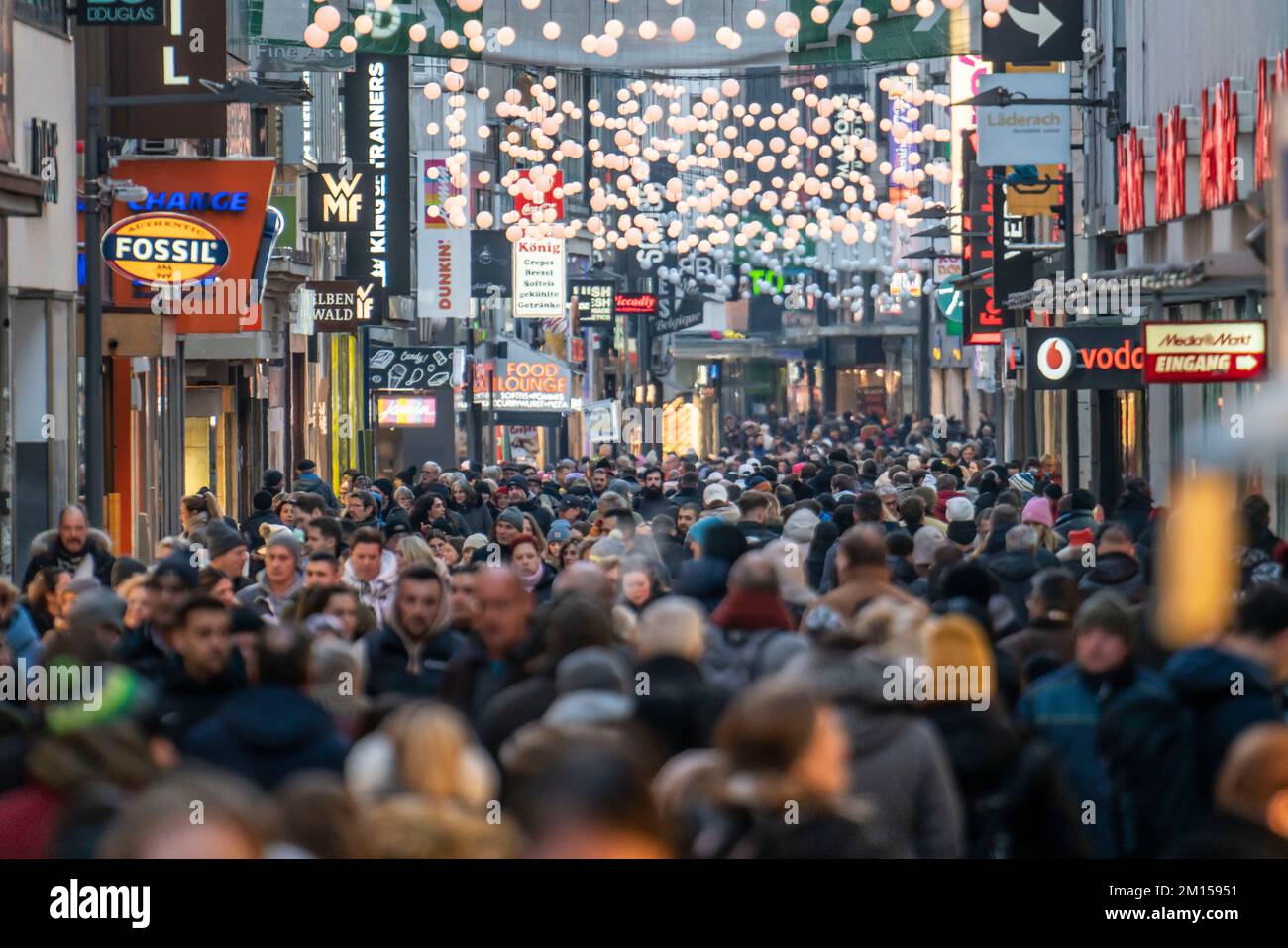 Hohe Straße a Colonia, principale via dello shopping, periodo pre-Natale, affollata zona pedonale il Venerdì pomeriggio, NRW, Germania Foto Stock