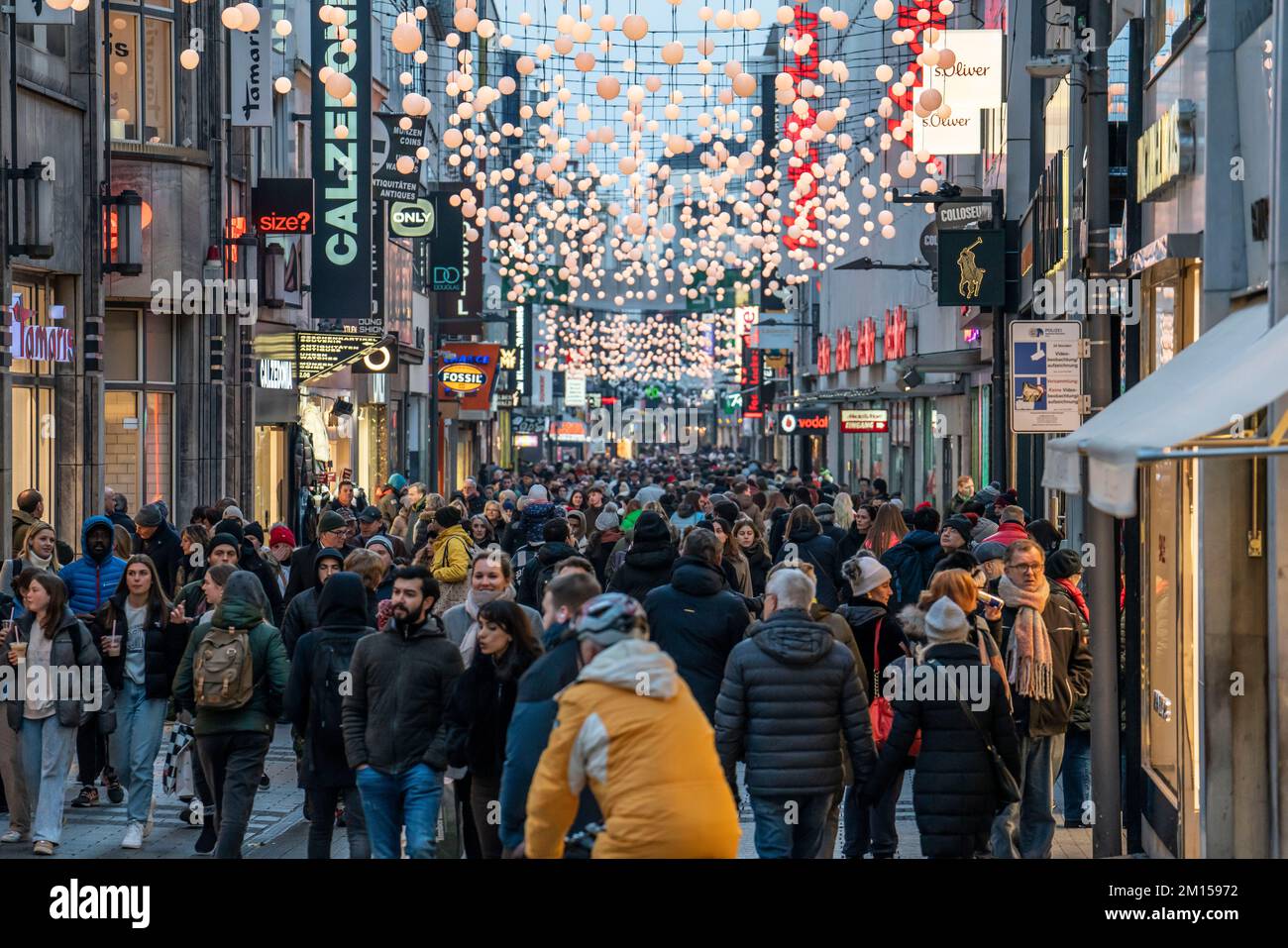 Hohe Straße a Colonia, principale via dello shopping, periodo pre-Natale, affollata zona pedonale il Venerdì pomeriggio, NRW, Germania Foto Stock