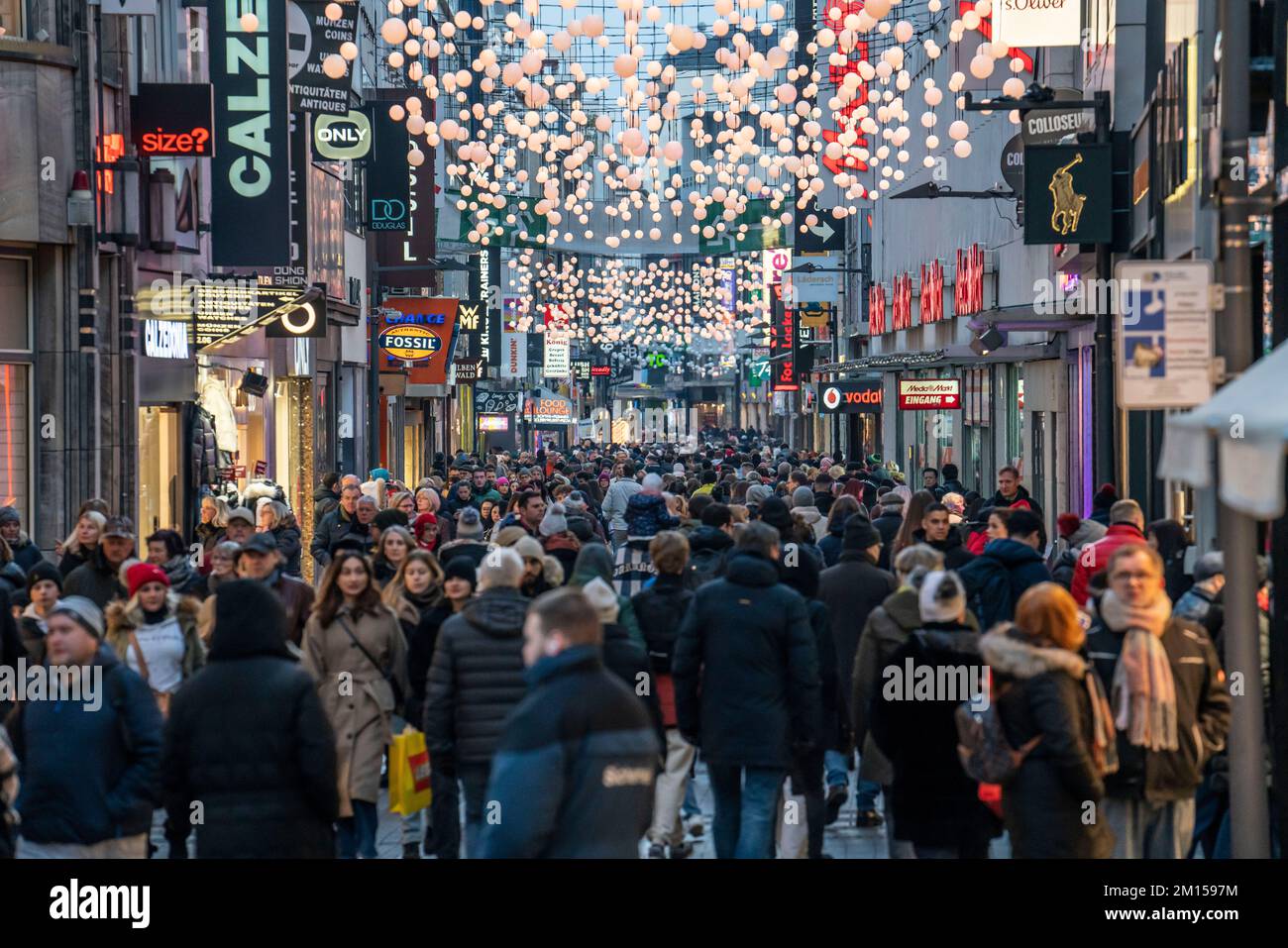 Hohe Straße a Colonia, principale via dello shopping, periodo pre-Natale, affollata zona pedonale il Venerdì pomeriggio, NRW, Germania Foto Stock