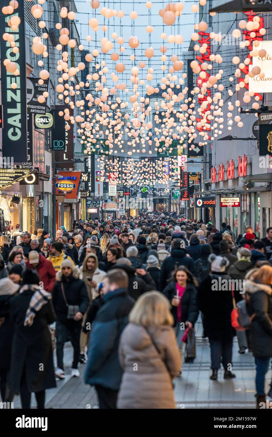 Hohe Straße a Colonia, principale via dello shopping, periodo pre-Natale, affollata zona pedonale il Venerdì pomeriggio, NRW, Germania Foto Stock