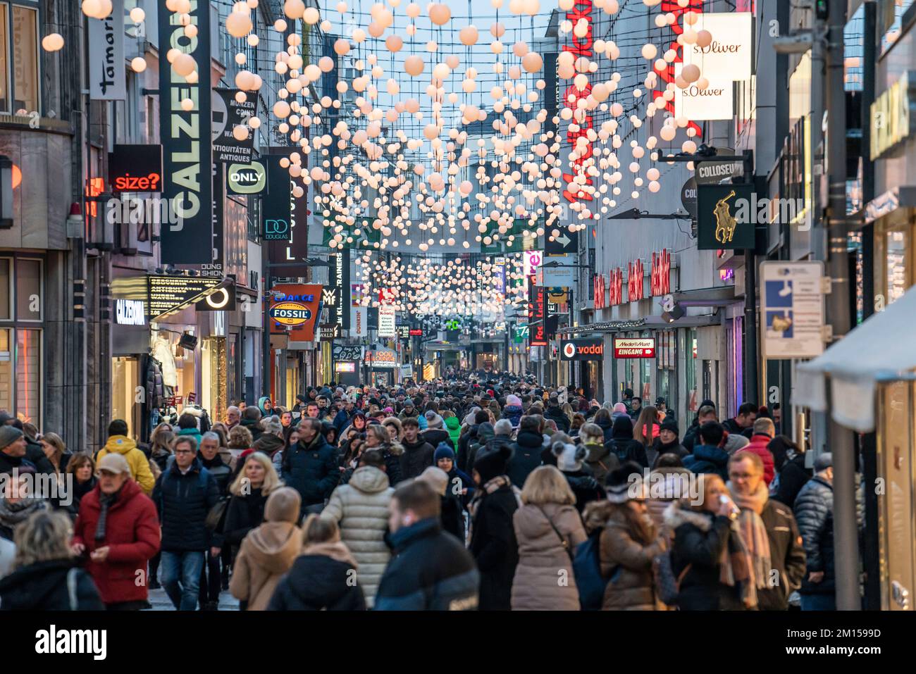 Hohe Straße a Colonia, principale via dello shopping, periodo pre-Natale, affollata zona pedonale il Venerdì pomeriggio, NRW, Germania Foto Stock