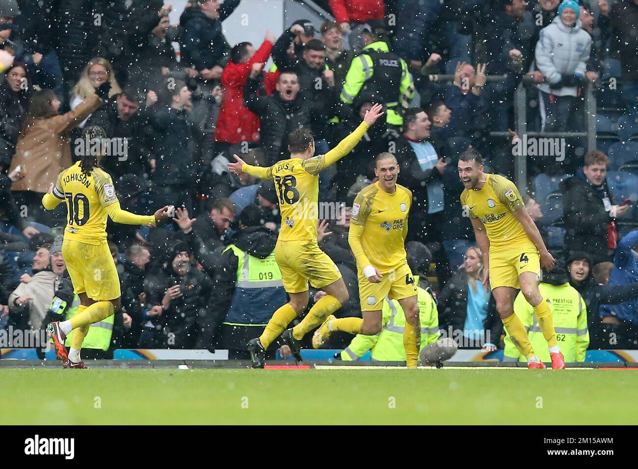 Blackburn, Regno Unito. 10th Dec, 2022. Ben Whiteman di Preston North End (r) festeggia con i suoi compagni di squadra dopo aver segnato il 4th° gol della sua squadra. Partita EFL Skybet Championship, Blackburn Rovers / Preston NE al parco Ewood di Blackburn sabato 10th dicembre 2022. Questa immagine può essere utilizzata solo per scopi editoriali. Solo per uso editoriale, licenza richiesta per uso commerciale. Nessun uso in scommesse, giochi o un singolo club / campionato / giocatore publications.pic di Chris Stading / Andrew Orchard sport fotografia / Alamy Live News Credit: Andrew Orchard sport fotografia / Alamy Live News Foto Stock