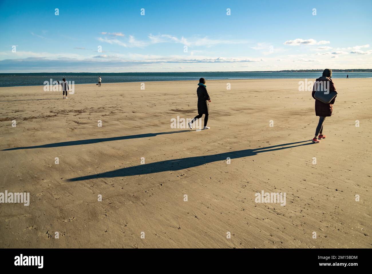 Donne che camminano su una spiaggia nel Maine in inverno, USA Foto Stock