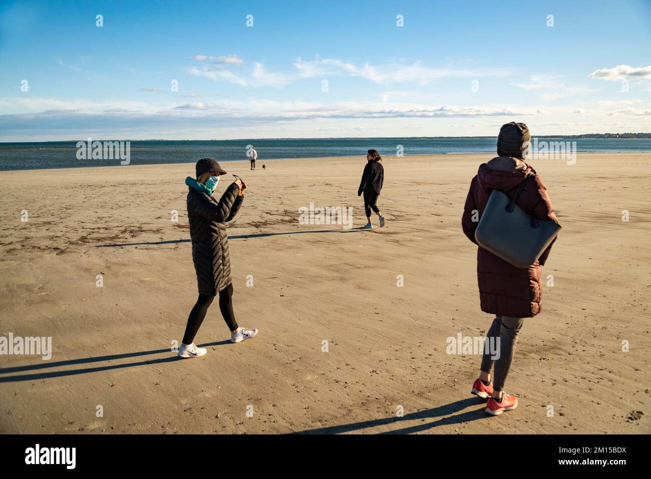 Donne che camminano su una spiaggia nel Maine in inverno, USA Foto Stock