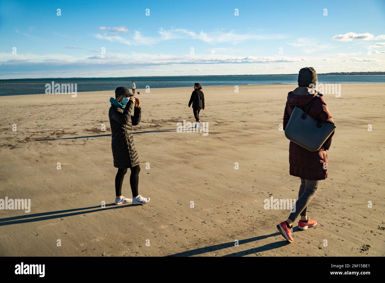 Donne che camminano su una spiaggia nel Maine in inverno, USA Foto Stock