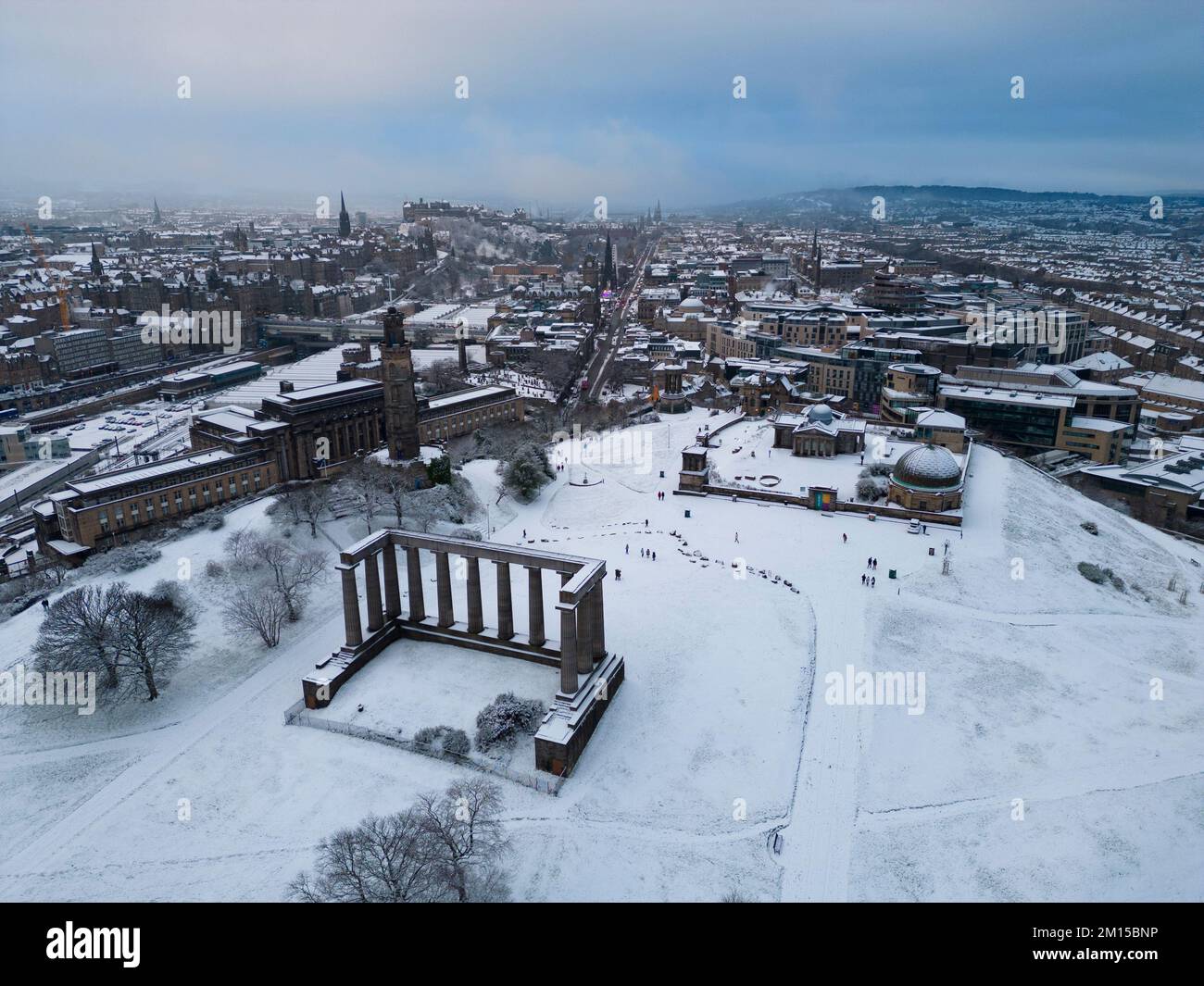 Edimburgo, Scozia, Regno Unito. 10th dicembre 2022. Vista su Calton Hill nella neve. Questa mattina ad Edimburgo è caduta una neve pesante, come condizionati dal tempo artico Foto Stock