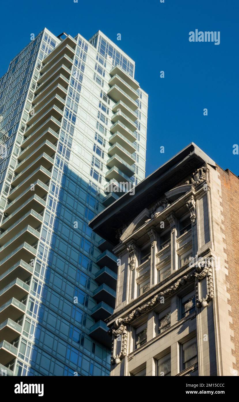 Architettura contrastante lungo la Fifth Avenue nel centro di Manhattan, 2022, New York City, USA Foto Stock
