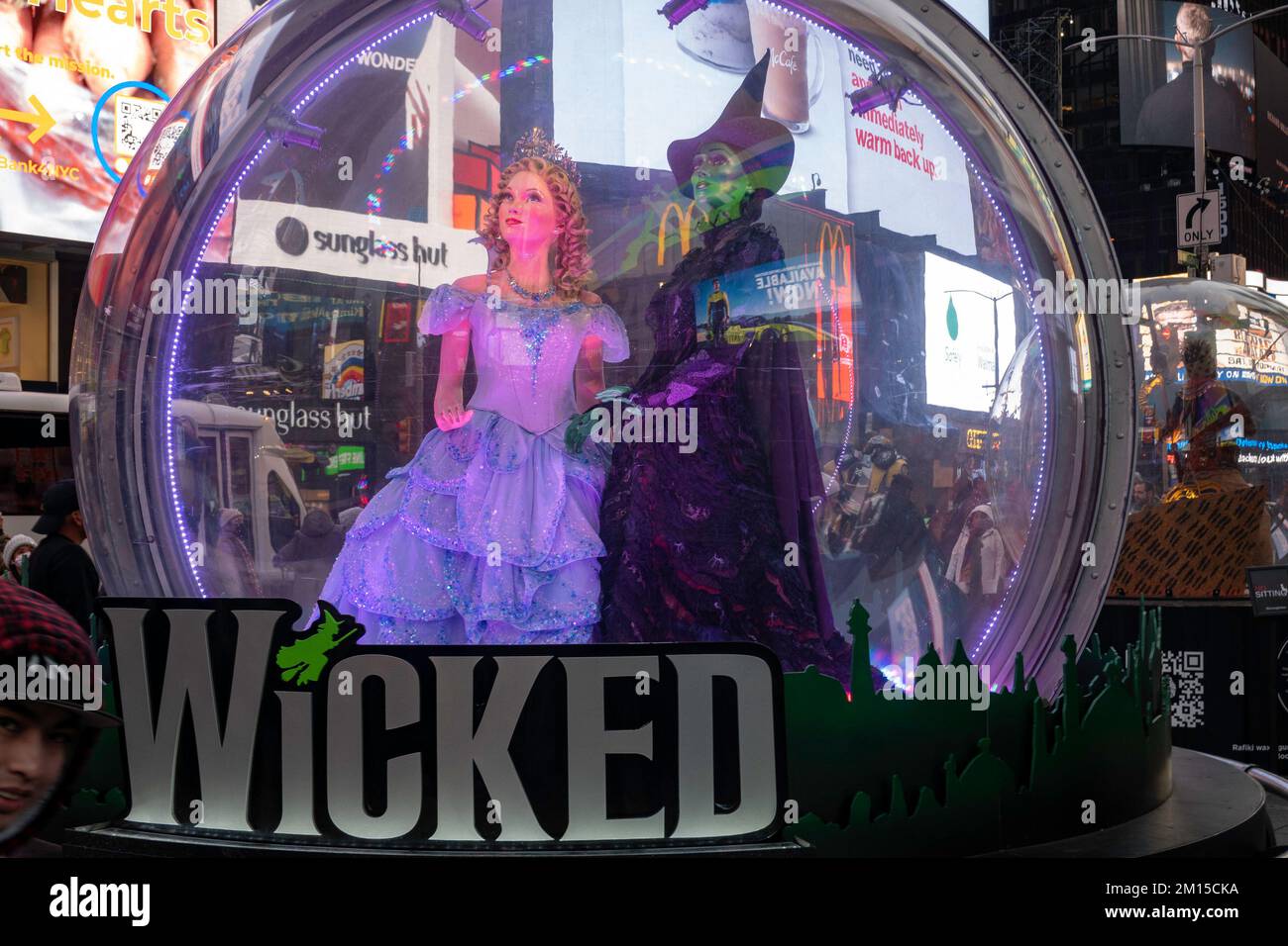 Un gigantesco globo di neve con i personaggi dello spettacolo di Broadway Wicked decora il plaza di Times Square durante le festività natalizie del 2022, New York City, USA Foto Stock