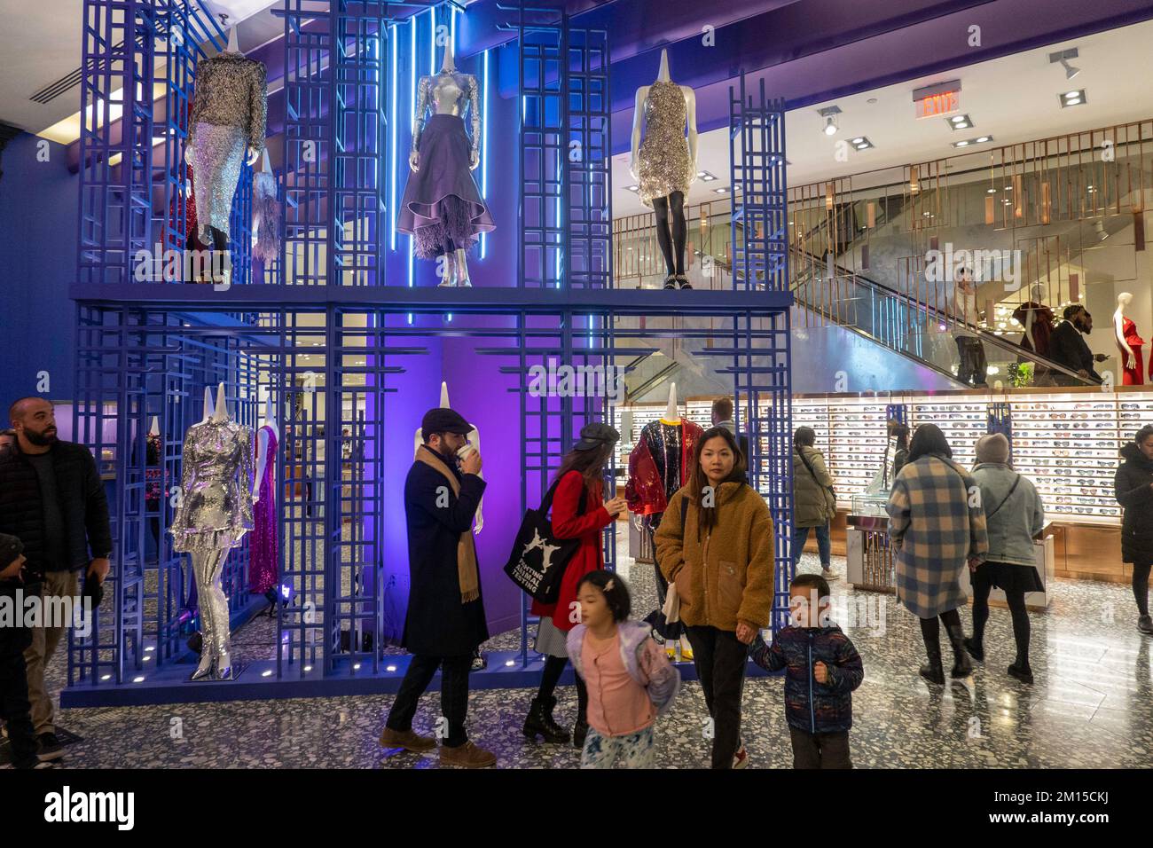 Saks Fifth Avenue Luxury Flagship Store è decorato per le vacanze a New York City, USA 2022 Foto Stock