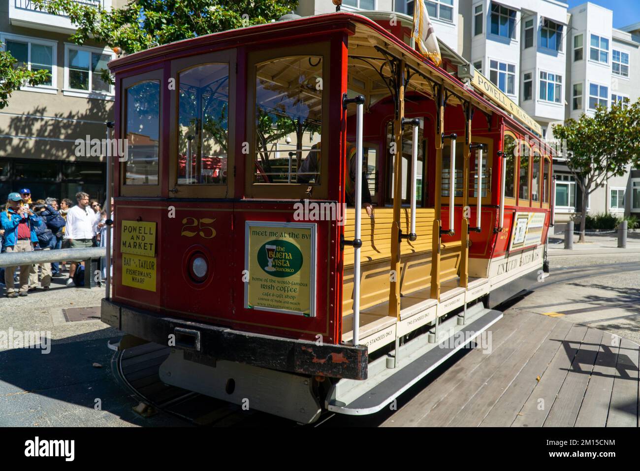 Cable Cars a cavallo sulla famosa strada California San Francisco, Stati Uniti Foto Stock