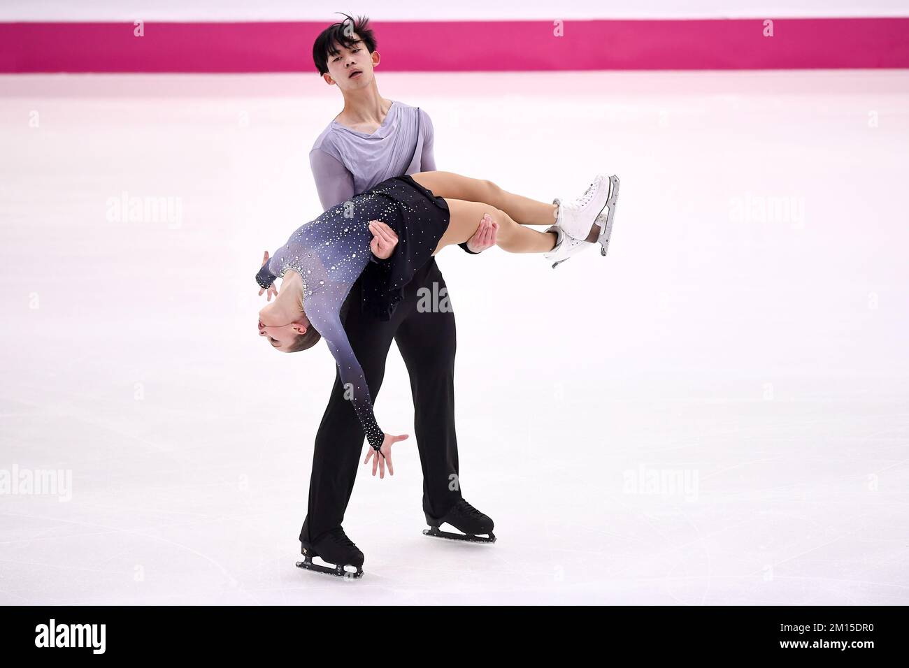 Torino, Italia. 10 dicembre 2022. Cayla Smith e Andy Deng degli Stati Uniti si sfidano nella Junior Pairs Free Skating durante la terza giornata del Gran Premio di Figura della finale ISU. Credit: Nicolò campo/Alamy Live News Foto Stock