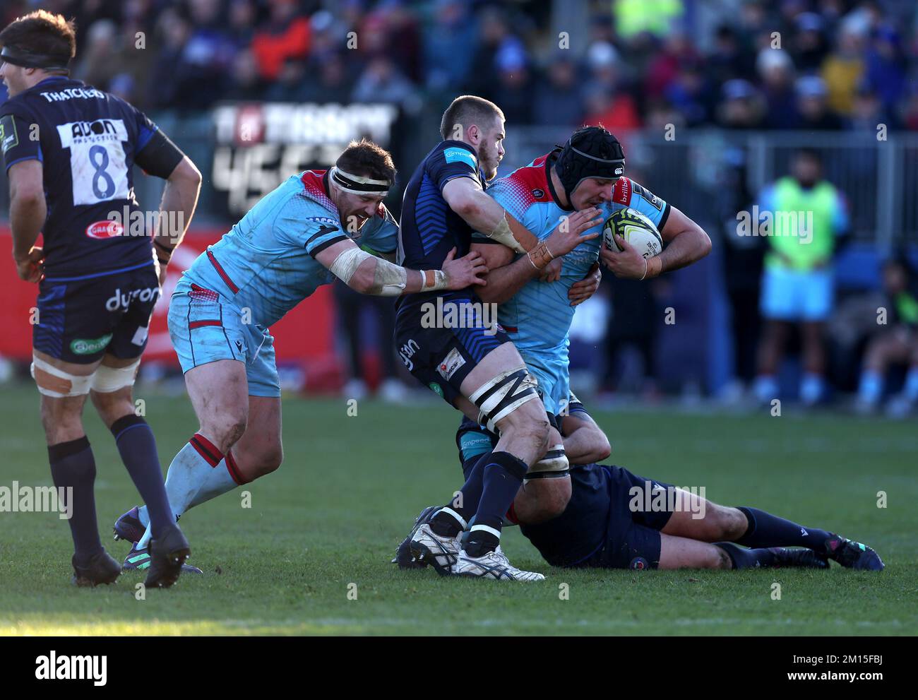 Il JP du Preez dei guerrieri di Glasgow (a destra) viene affrontato dai giocatori di Bath Rugby durante la partita DI EPCR Challenge Cup presso il campo ricreativo di Bath. Data immagine: Sabato 10 dicembre 2022. Foto Stock