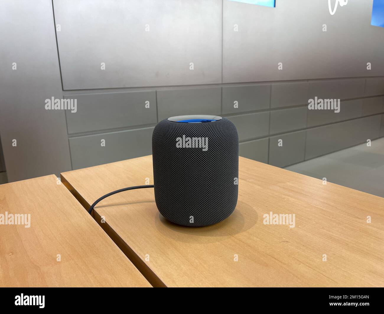 Orlando, FL USA - 20 novembre 2020: Un altoparlante HomePod presso un Apple Store. Foto Stock