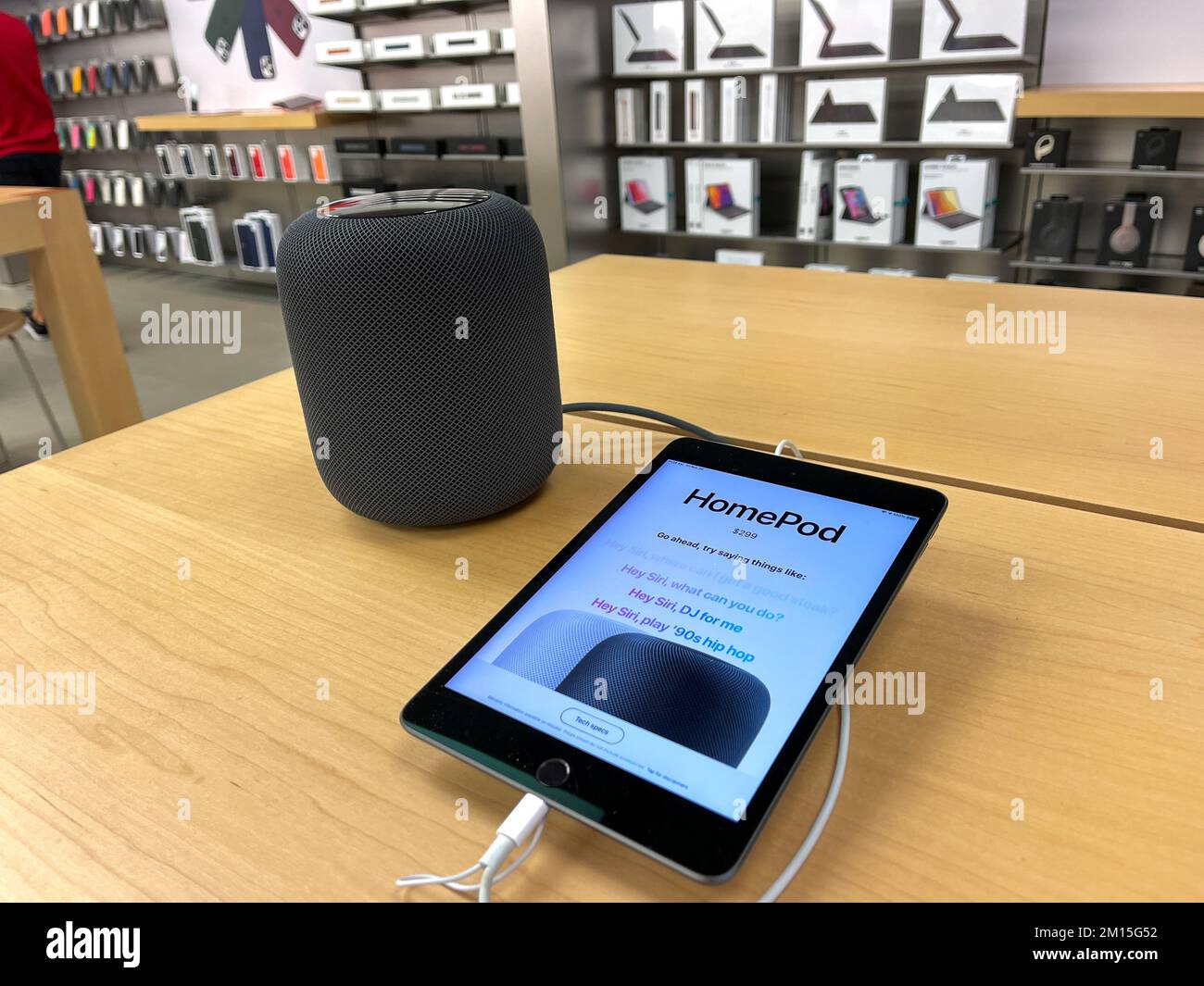 Orlando, FL USA - 20 novembre 2020: Un altoparlante HomePod presso un Apple Store. Foto Stock
