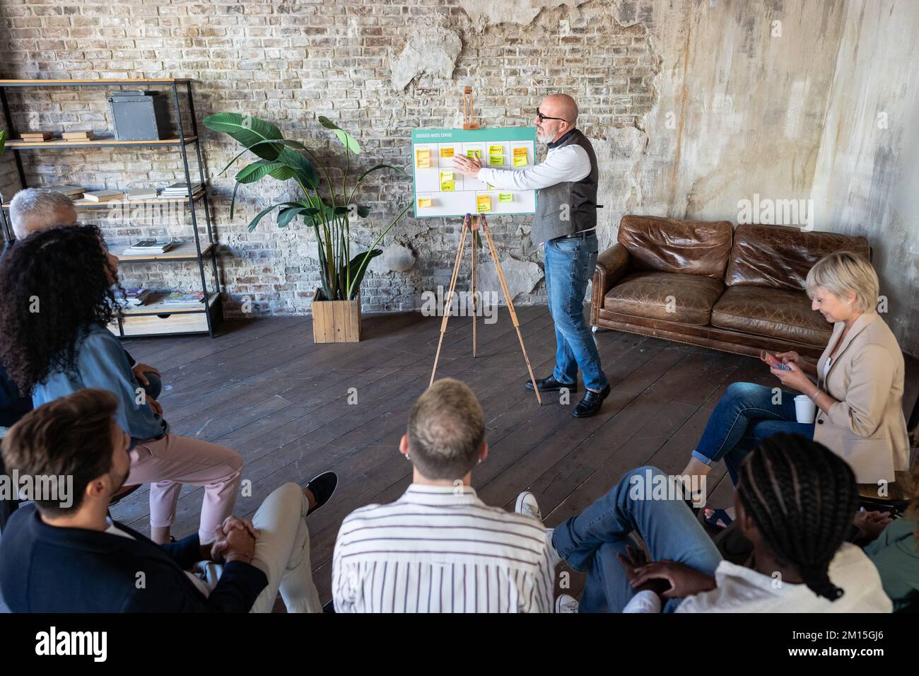 Senior businessman discutere di strategia con il nuovo progetto di avvio .multirazzal team di persone creative di business condivisione idea pianificazione in ufficio moderno Foto Stock