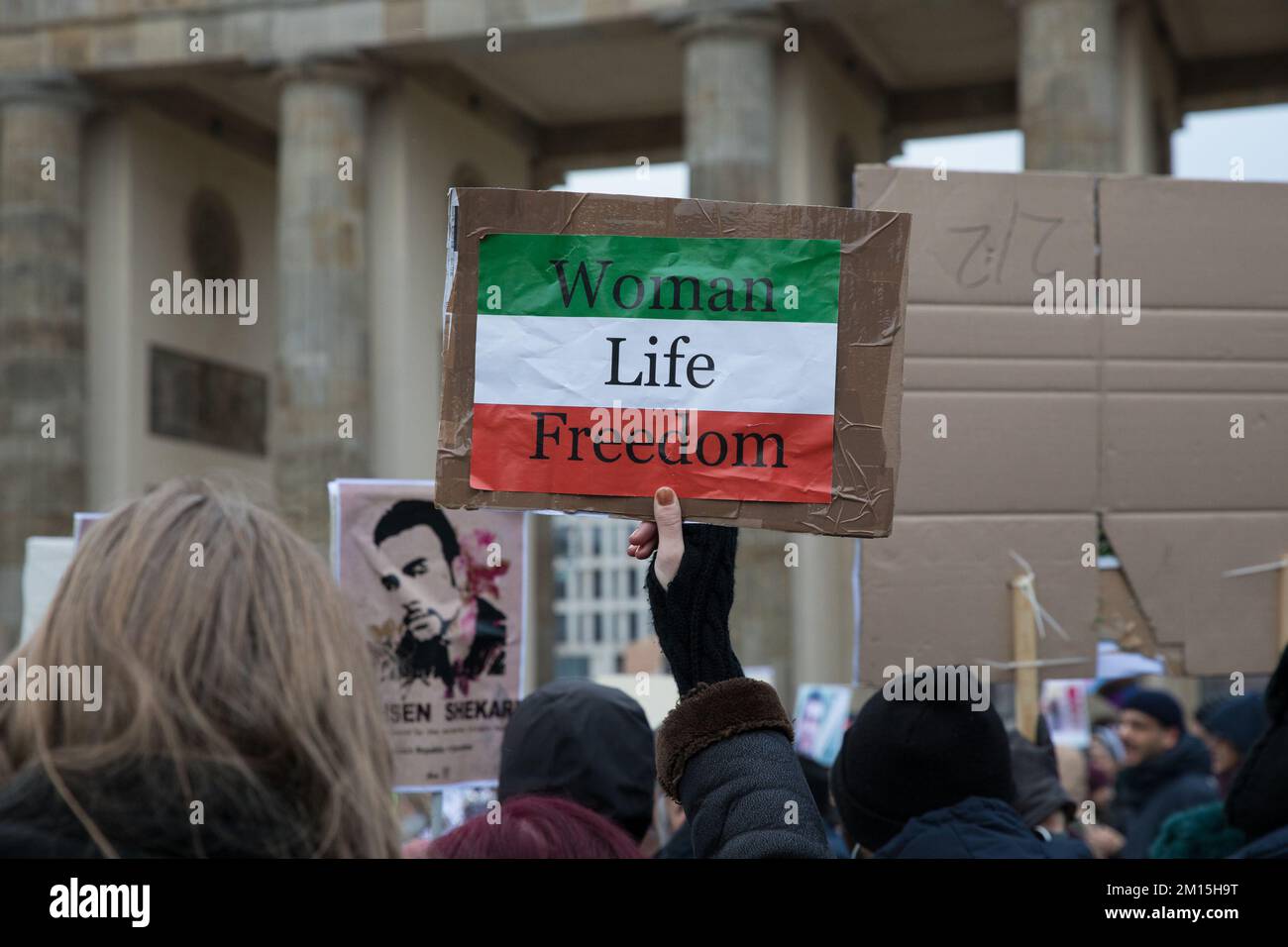 Berlino, Germania. 10th Dec, 2022. Molti manifestanti a Berlino si sono riuniti per protestare contro il regime iraniano il 10 dicembre 2022. I manifestanti hanno tenuto numerosi segni che leggevano la morte dei mullah, la libertà di vita della donna, e contro le esecuzioni in Iran. Le proteste sono suscitato da una crescente preoccupazione a livello internazionale per la situazione in Iran. I manifestanti hanno anche cantato slogan che chiedevano il rovesciamento del governo. Inoltre, a seguito dell'esecuzione del rapper iraniano Mohsen Shekari, sta circolando una lista di altri 24 nomi di manifestanti in attesa di una condanna a morte. A livello internazionale, il regime è brusco Foto Stock