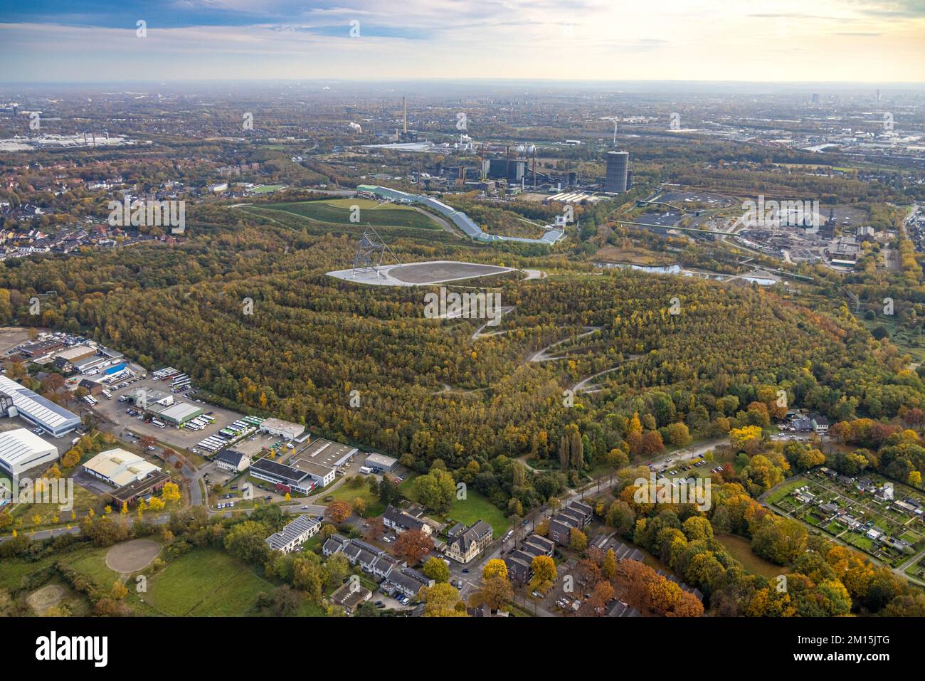 Vista aerea, piramide tetraedrica e sentiero a serpentina sullo slagheap di Beckstraße e la ski hall alpincenter Bottrop sullo slagheap e sulla forma di Prosperstraße Foto Stock