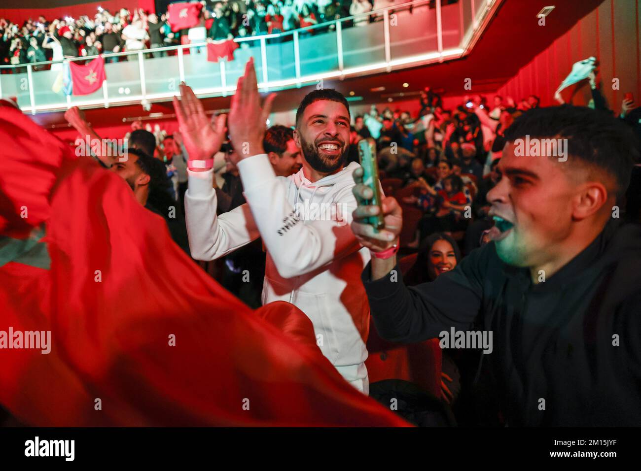 AMSTERDAM - i sostenitori della squadra di calcio marocchina allietano dopo aver segnato 1-0 mentre guardano la partita tra Marocco e Portogallo alla Coppa del mondo in Qatar nel Meervaart di Amsterdam. ANP BAS CZERWINSKI Credit: ANP/Alamy Live News Foto Stock