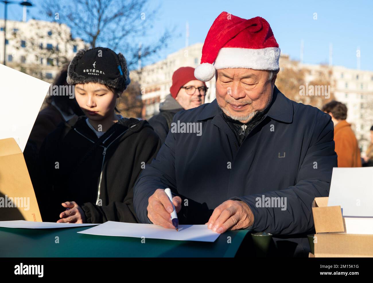 L'artista e attivista cinese dissidente ai Weiwei al Speaker's Corner di Hyde Park a Londra in una mostra di sostegno ai manifestanti cinesi, dove ha consegnato fogli bianchi di carta, che sono stati un simbolo di opposizione alla censura di Pechino, firmati con inchiostro invisibile. Data immagine: Sabato 10 dicembre 2022. Foto Stock