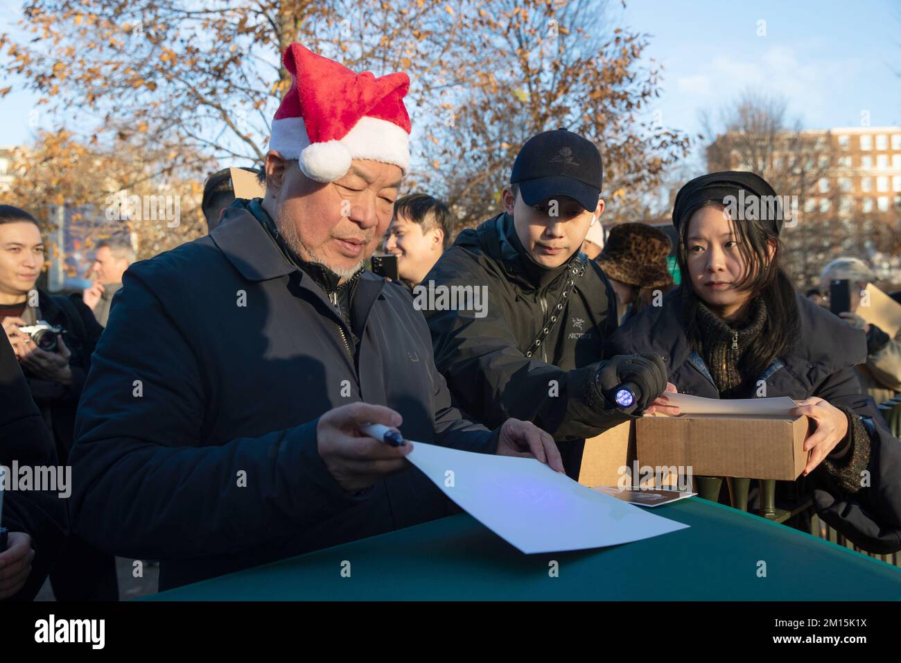 L'artista e attivista cinese dissidente ai Weiwei al Speaker's Corner di Hyde Park a Londra in una mostra di sostegno ai manifestanti cinesi, dove ha consegnato fogli bianchi di carta, che sono stati un simbolo di opposizione alla censura di Pechino, firmati con inchiostro invisibile. Data immagine: Sabato 10 dicembre 2022. Foto Stock