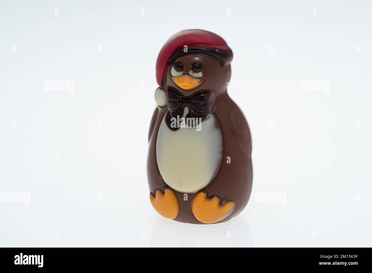 Latte cioccolato natale pinguino personaggio figurina - sfondo bianco Foto Stock