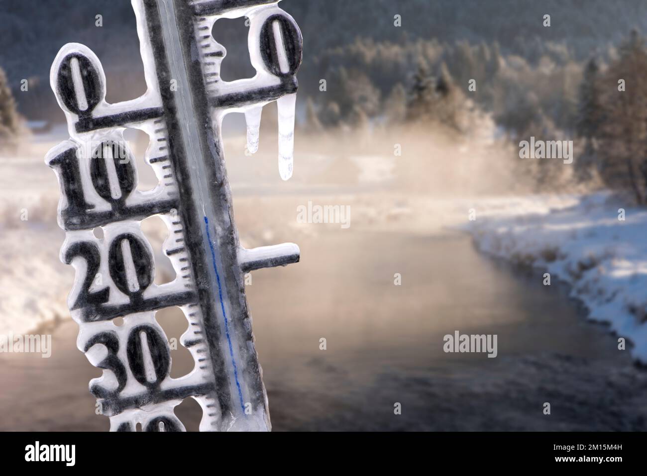 il termometro mostra la temperatura fredda durante la giornata invernale Foto Stock