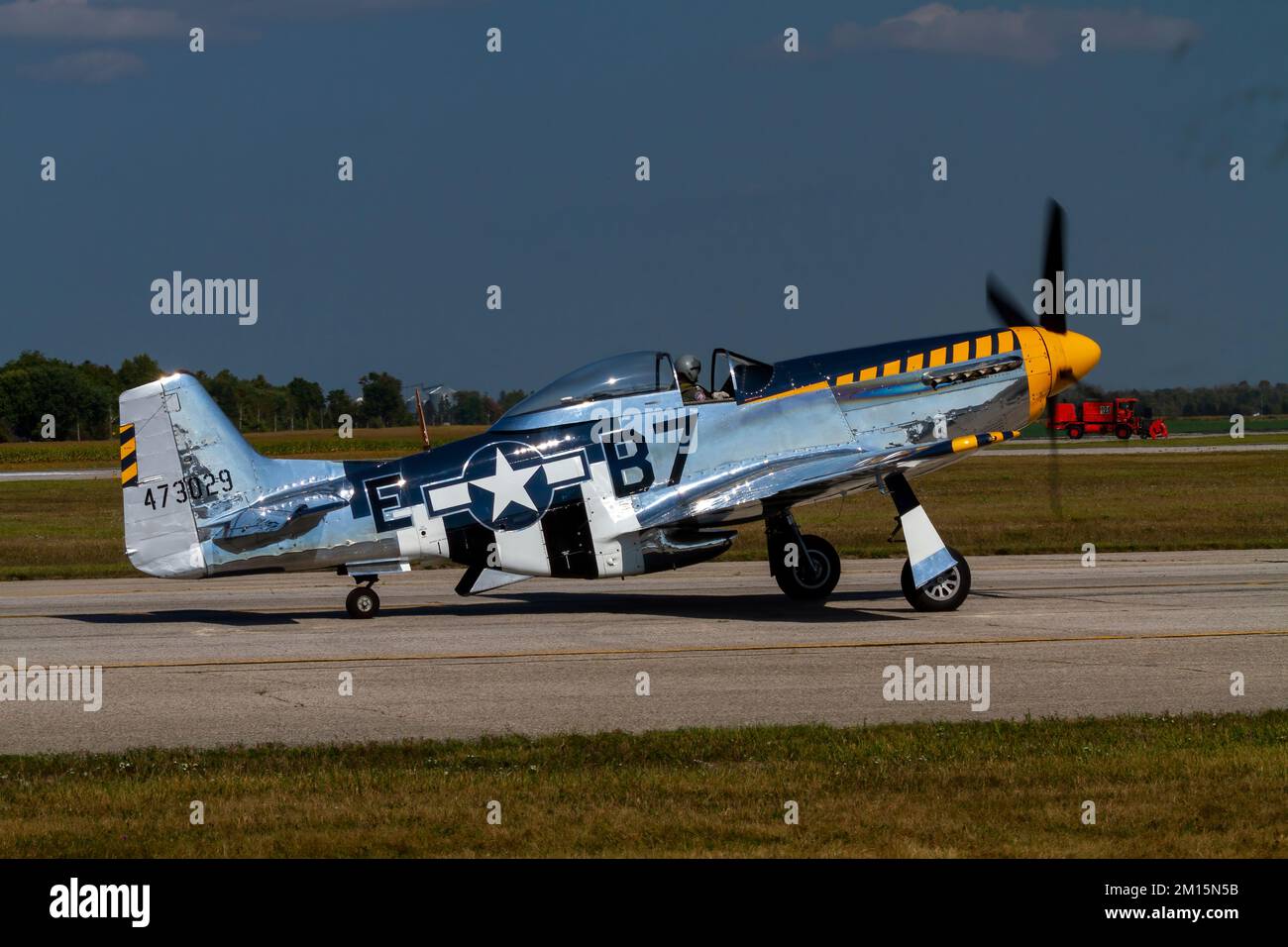 Un P-51D Mustang nordamericano che si prepara a fare una dimostrazione di volo al 2017 Airshow London (Ontario, Canada). Foto Stock