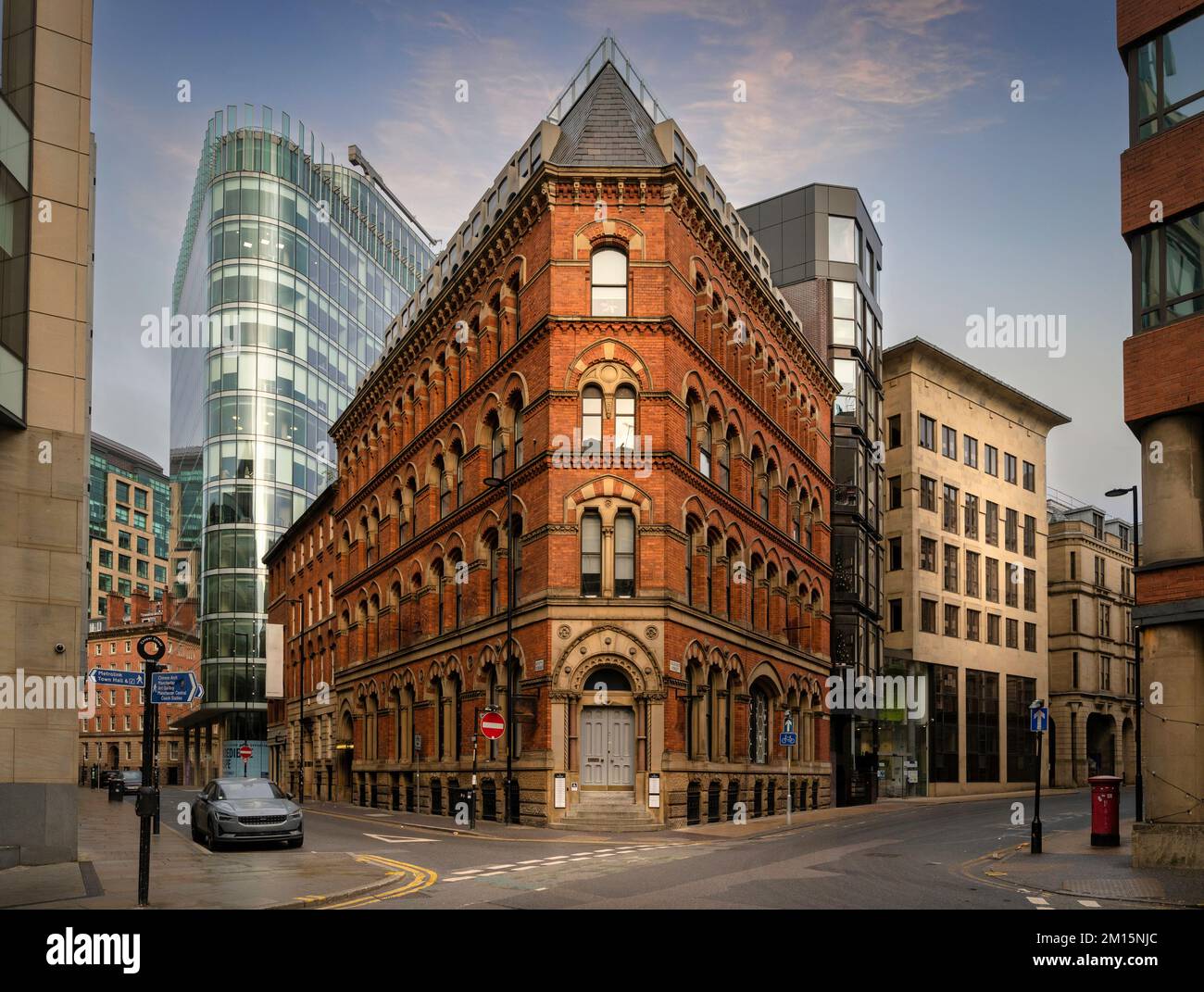 Stili di architettura contrastanti lungo Booth Street, Manchester Foto Stock