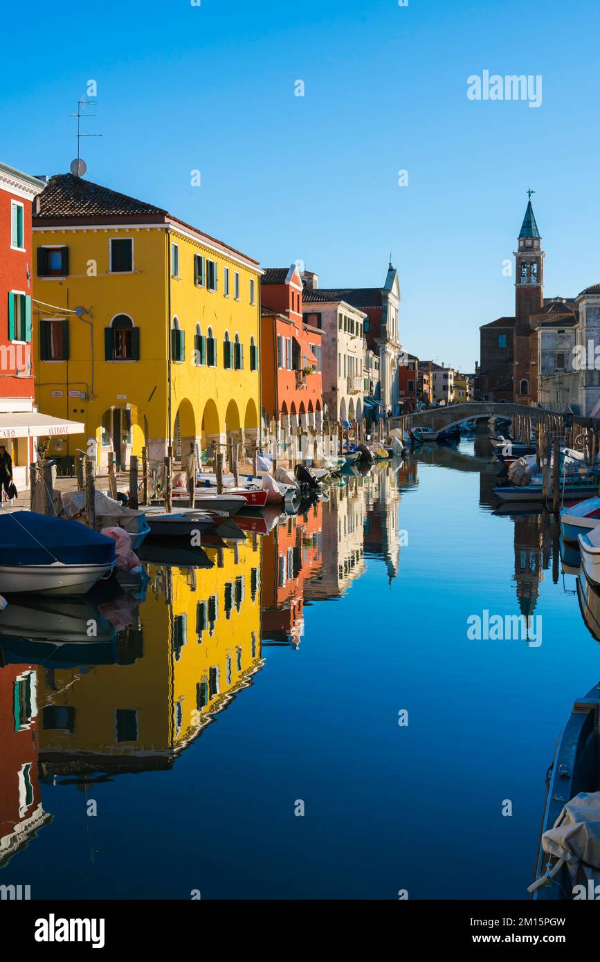 Italia bella, vista in estate di colorati edifici rinascimentali situati lungo un canale panoramico a Chioggia sulla costa veneta, comune di Venezia, Italia Foto Stock